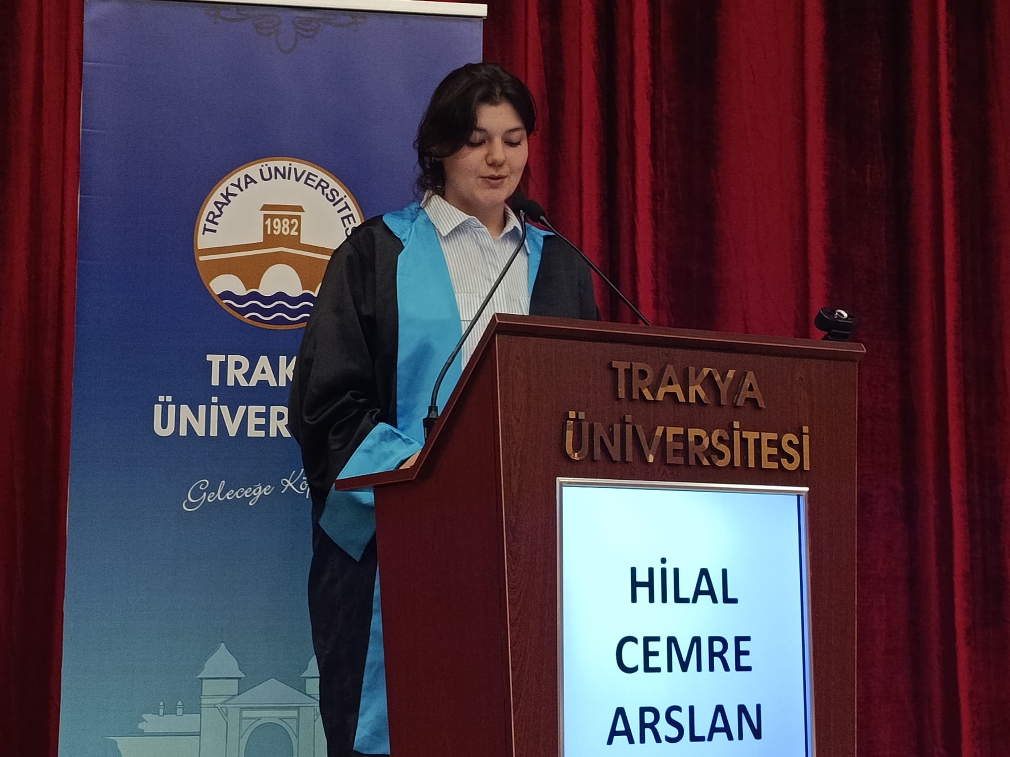 Trakya Üniversitesi Edirne Teknik Bilimler Meslek Yüksekokulu'nun 2025-2026 akademik yılı mezuniyet töreni, Balkan Kongre Merkezi’nde coşkuyla gerçekleştirildi.
